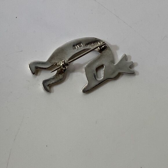 Native American Signed Sterling Kokopelli Brooch - Picture 9 of 12